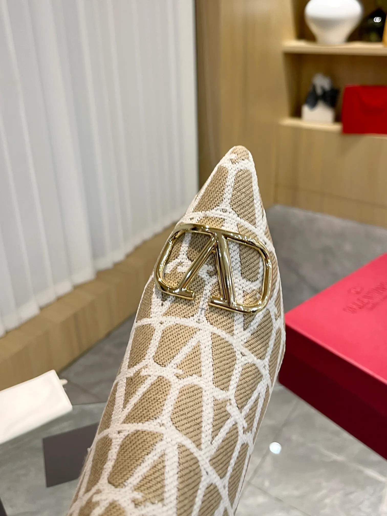 👟👟Ex-factory price 560👟👟 Genuine leather sole +40 [Valentino] Valentino ~ Unique [V logo fabric print pattern] with light gold metal [V buckle] fashion women's boots: Made with original craftsmanship, comfortable and versatile, showing long legs! Absolutely classy! Fabric: High-grade fabric printed cloth➕Imported sheepskin lining⚡Boot shaft. [Light Gold V Buckle] Decorative accessory! Outsole: 2 types: non-slip and wear-resistant rubber outsole and Italian leather sole. Size: 35−41 (customized sizes 34-42). Rubber sole, leather sole +40